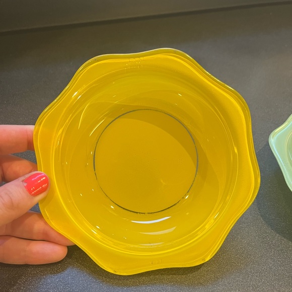 Vintage British Pyrex Scalloped Bowls in Green and Yellow - Picture 2 of 11